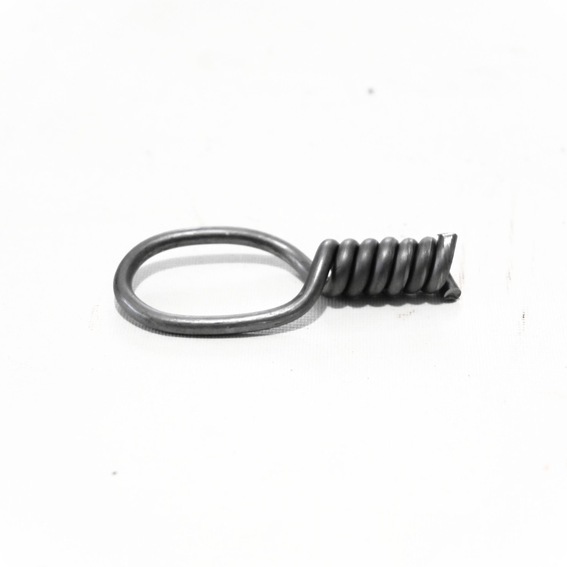 Ressort métallique avec boucle à œillet.
