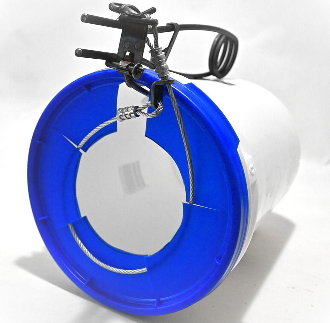 Seau blanc et bleu avec mécanisme de verrouillage intégré, comprenant un câble noir.
