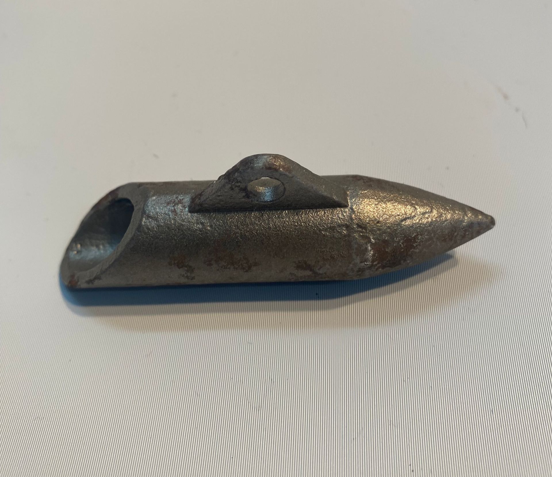 Objet métallique cylindrique et pointu, probablement un outil.