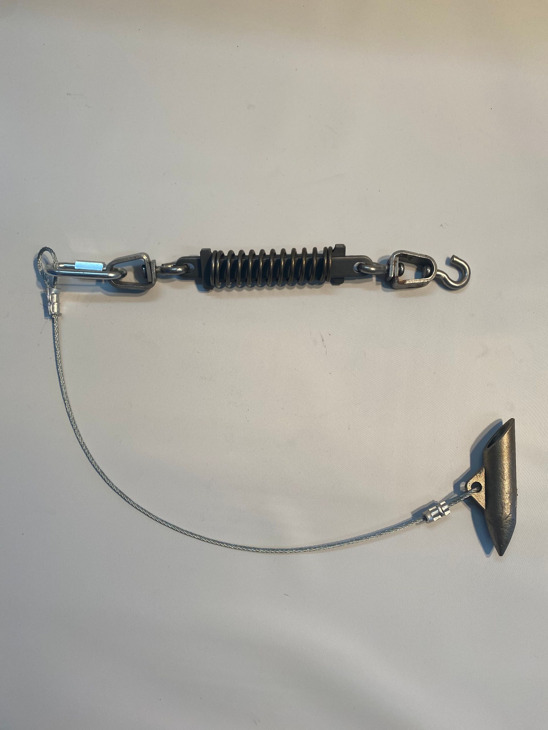 Ensemble câble et chaîne de sécurité argentés à ressort avec crochet et clip, utilisé pour sécuriser une remorque.