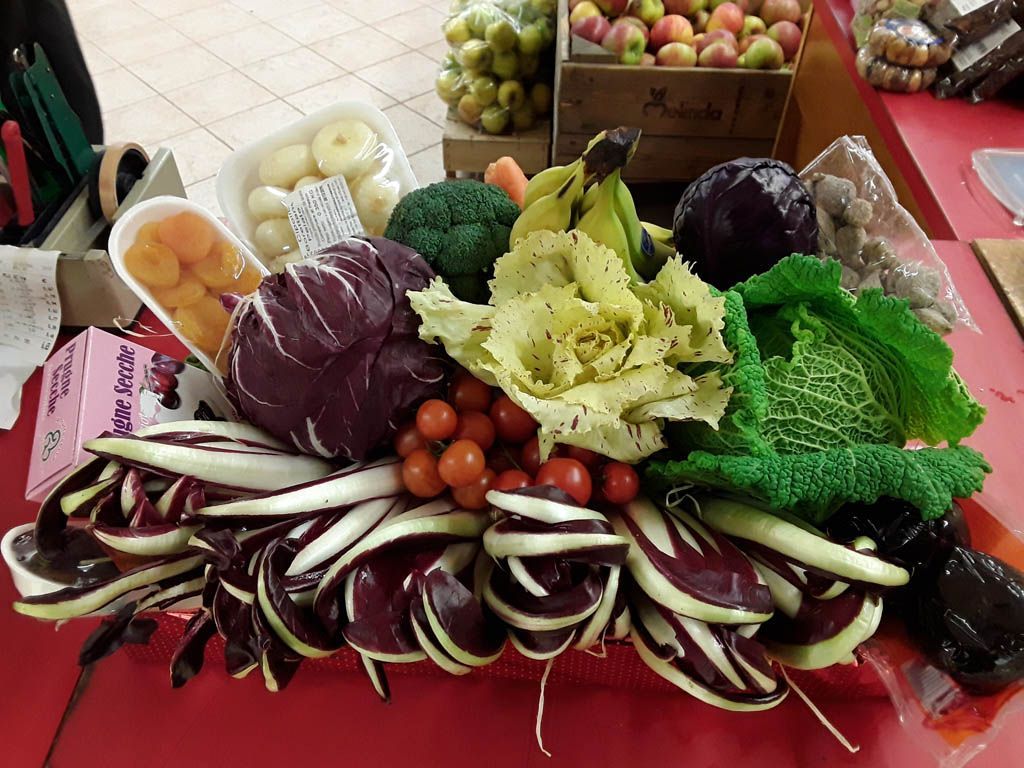 insalata, verdura e frutta secca