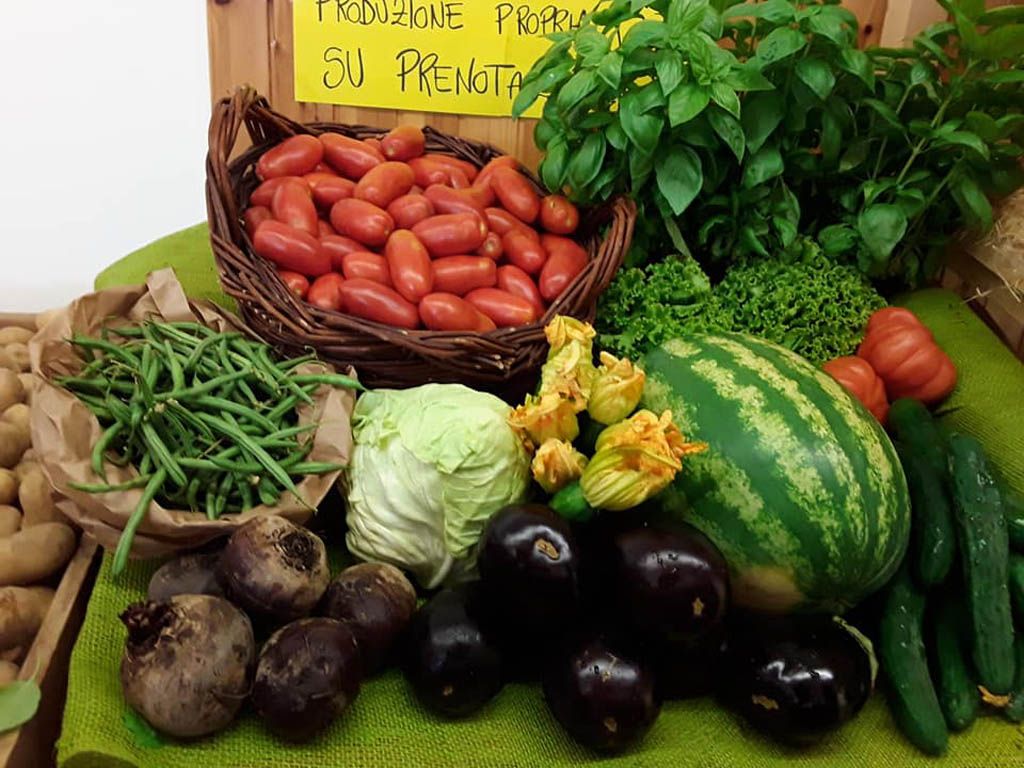 tavolo con frutta e verdura di stagione