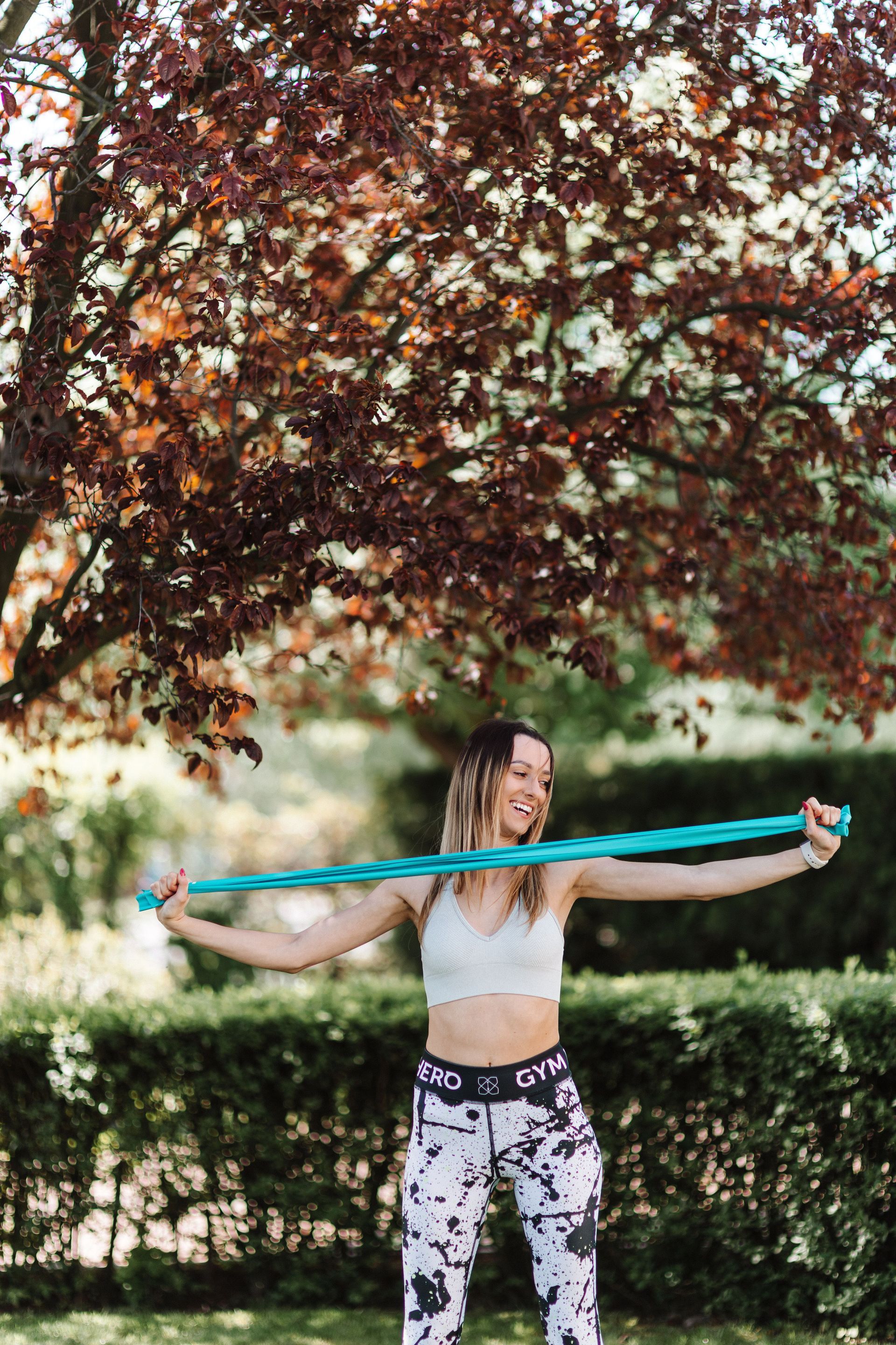 Personal trainer begeleidt vrouw