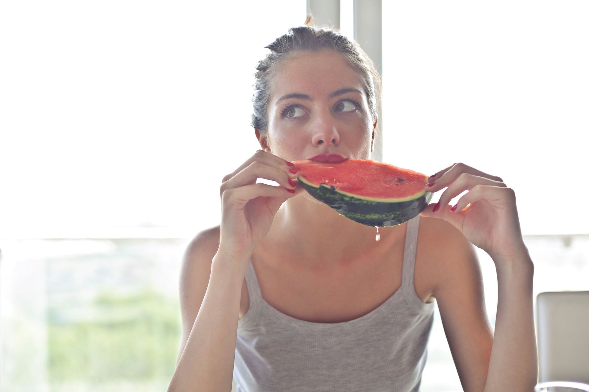 Gezonde vrouw die een salade bereidt