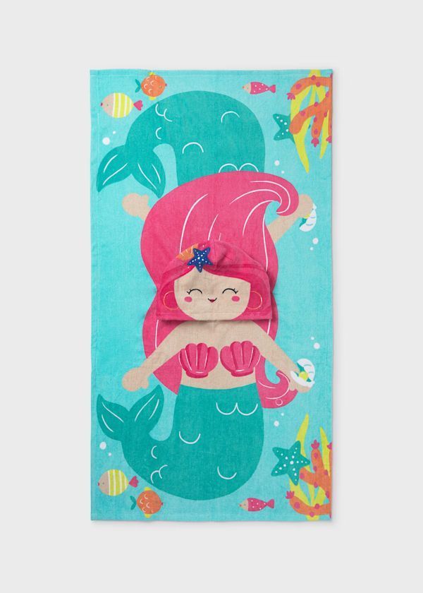 Telo da mare con cappuccio a forma di sirena, sfondo turchese, capelli rosa, coda verde e decorazioni a forma di pesce.
