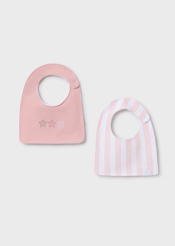 Due bavaglini rosa per neonati. Uno a tinta unita, uno a righe, entrambi con chiusura a scatto.