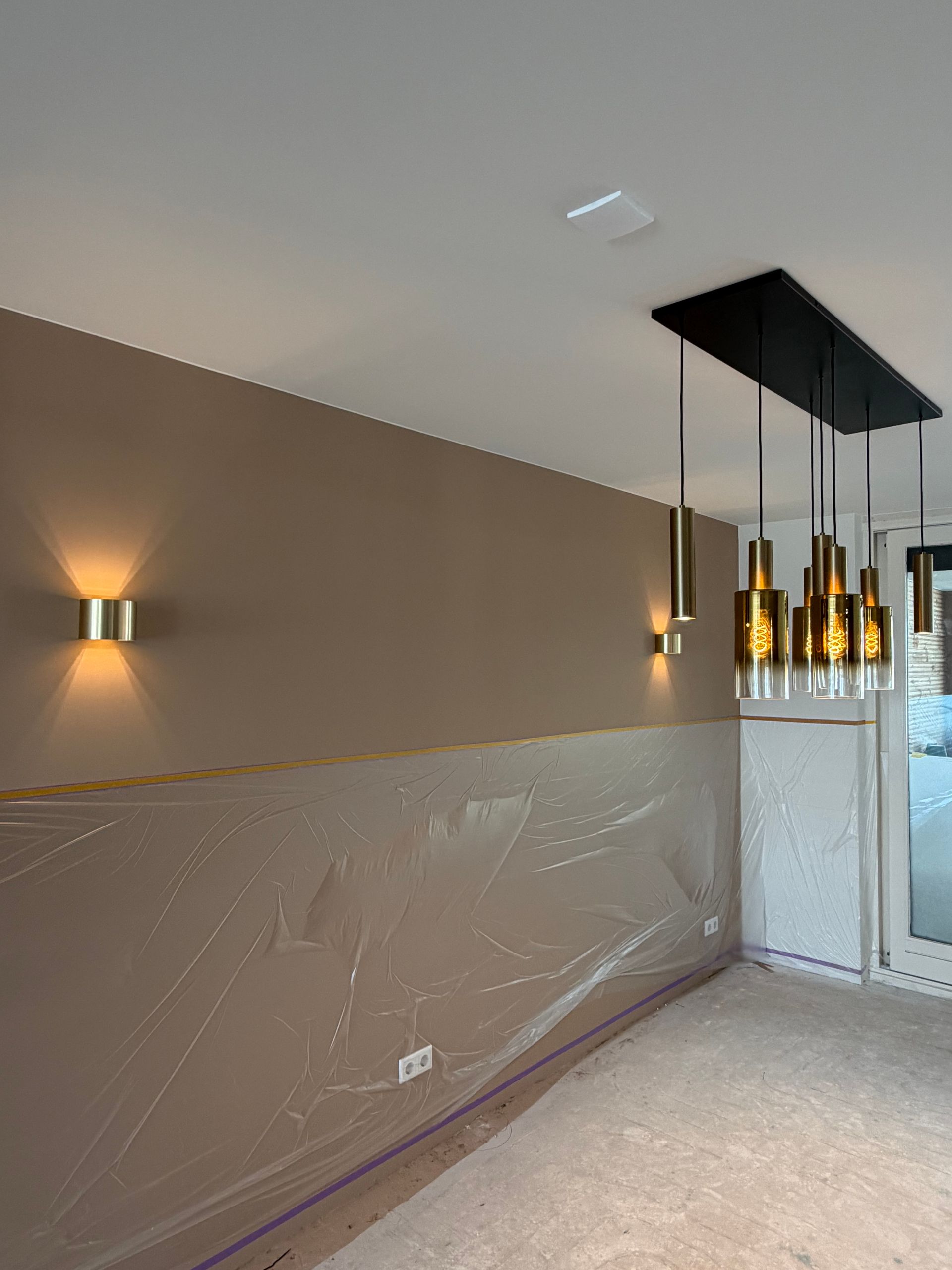 Wandlampen en pendelverlichting gemonteerd tijdens een renovatieproject