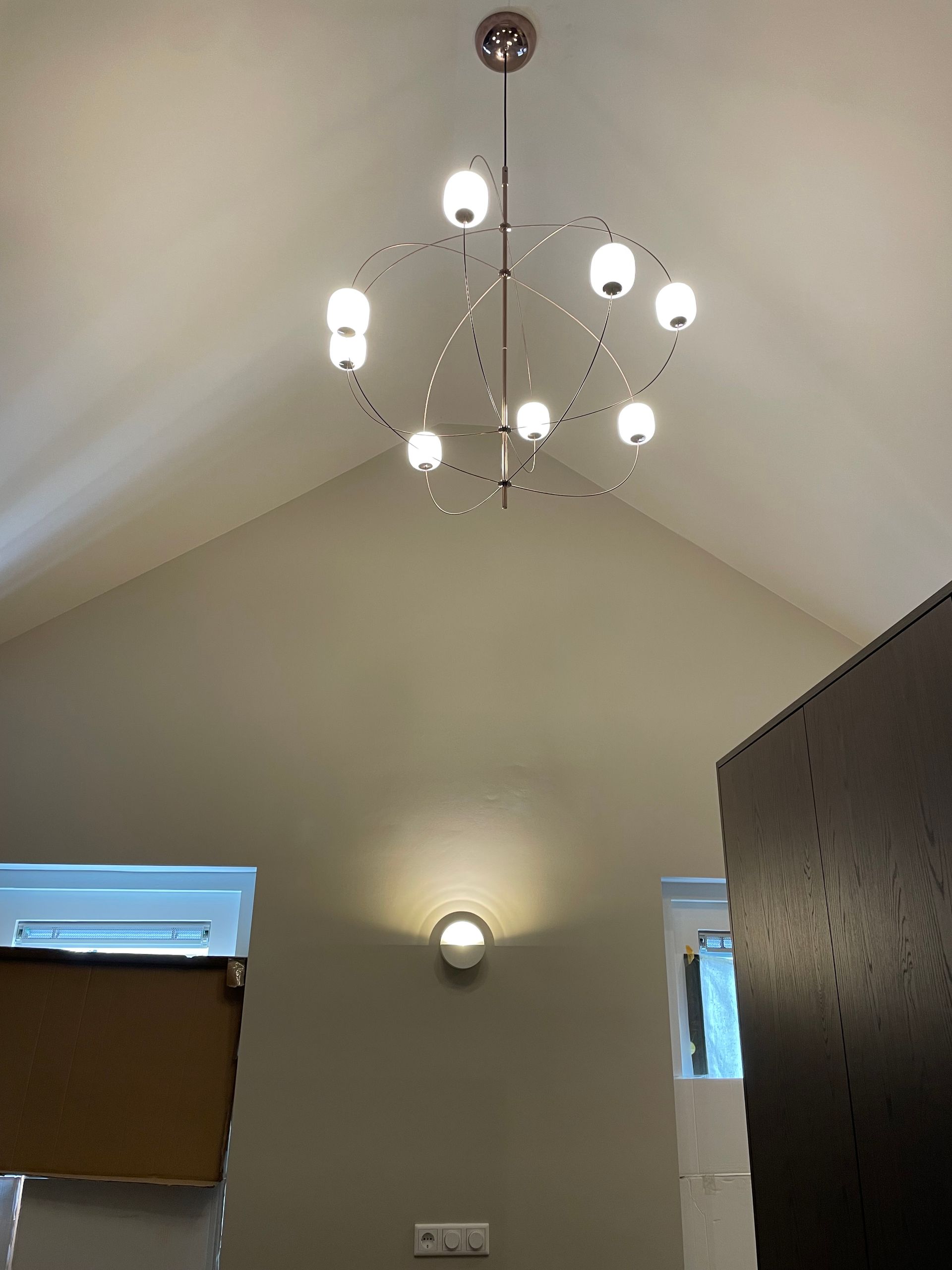 Decoratieve kroonluchter en wandlamp als onderdeel van een verlichtingsproject