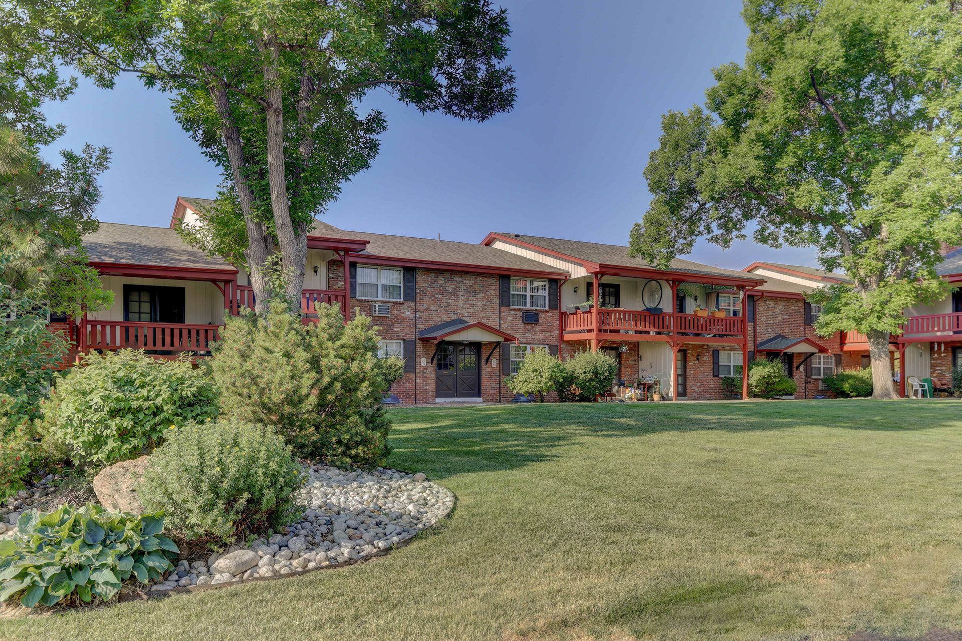 Applewood Crest Townhomes & Apartments