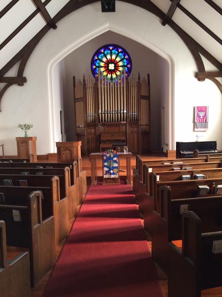Sanctuary with the organ in the middle with the rose window behind it