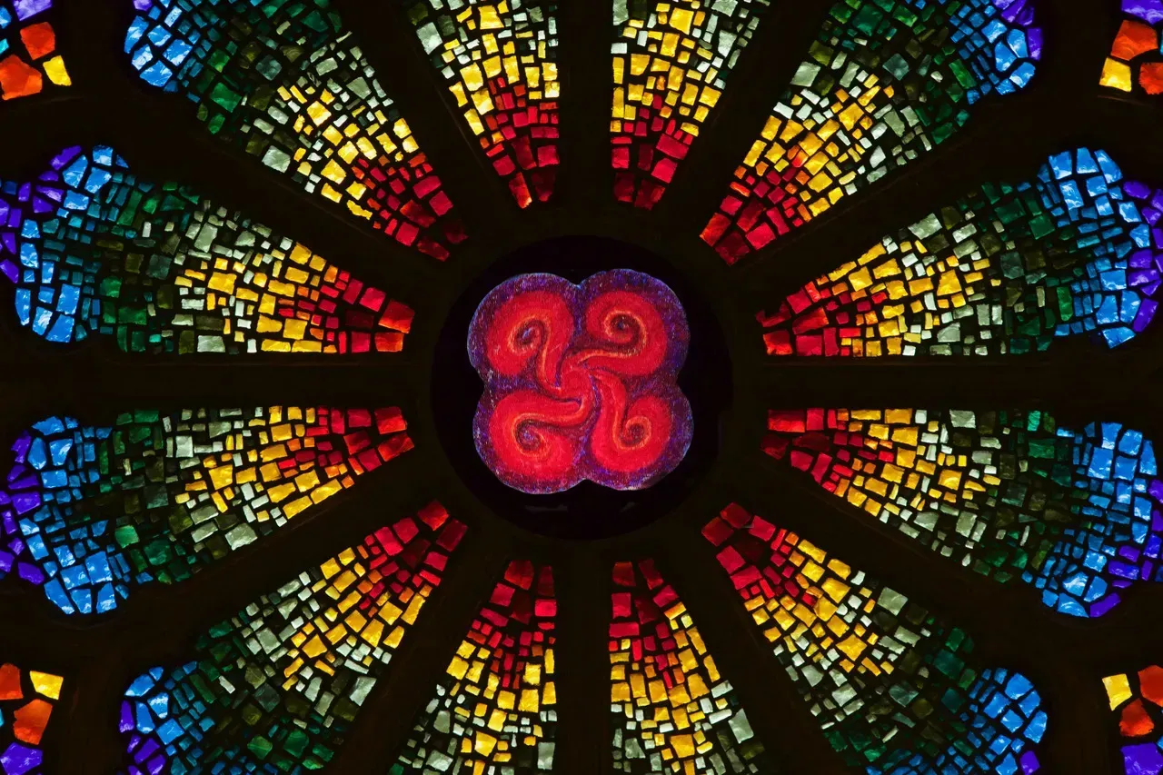 Rose Window with a spiral that is four pronged.