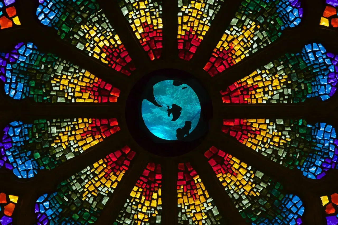 Rose window with the Earth as seen from the south pole in the middle.