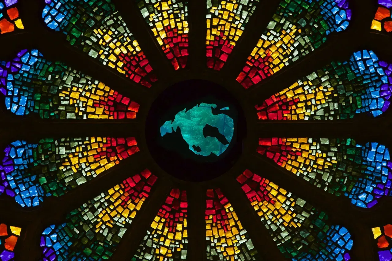 Rose window with the Earth as seen from the North Pole in the center.