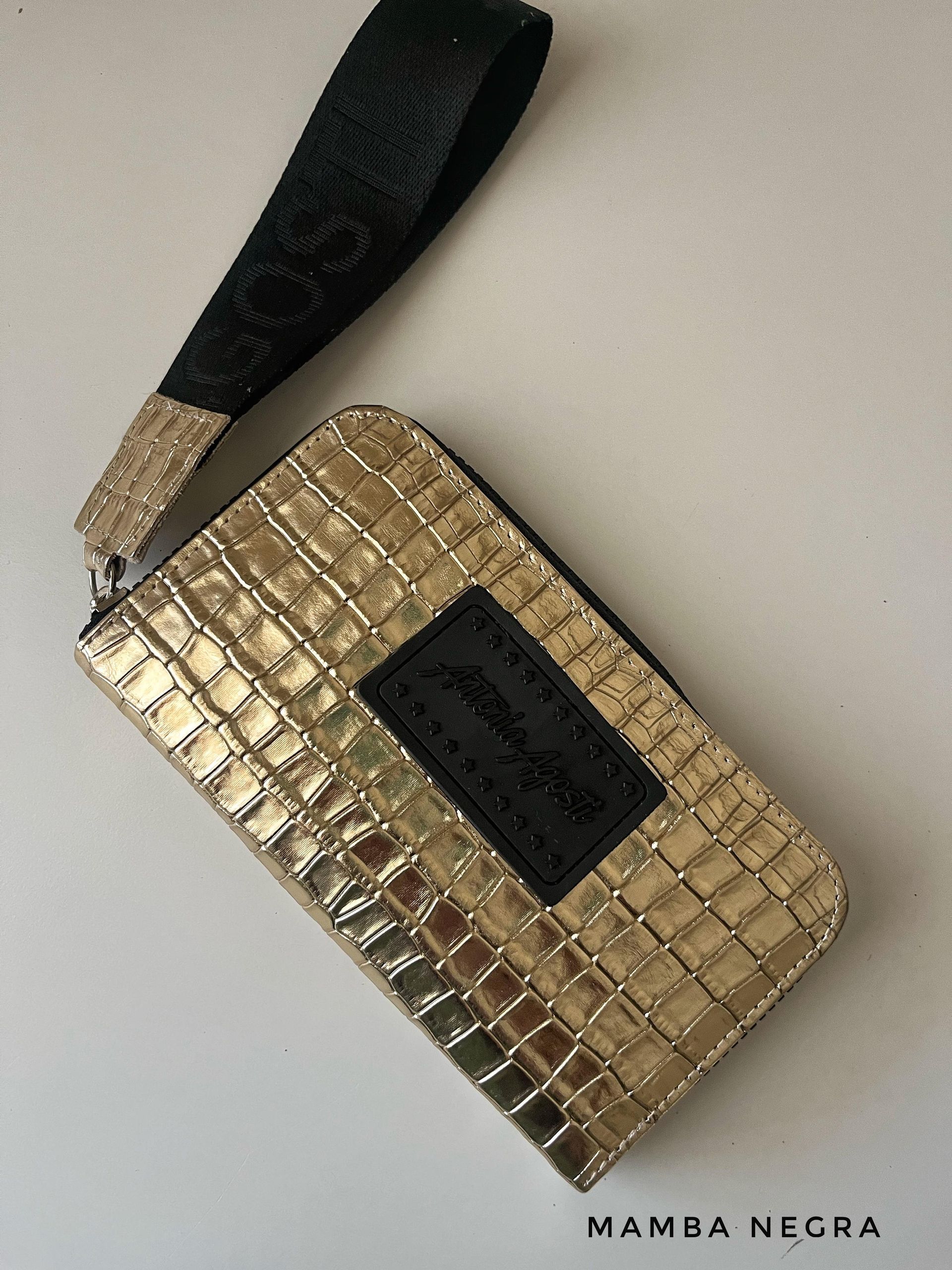 Cartera rectangular de color dorado con diseño de cuadrícula metálica texturizada
