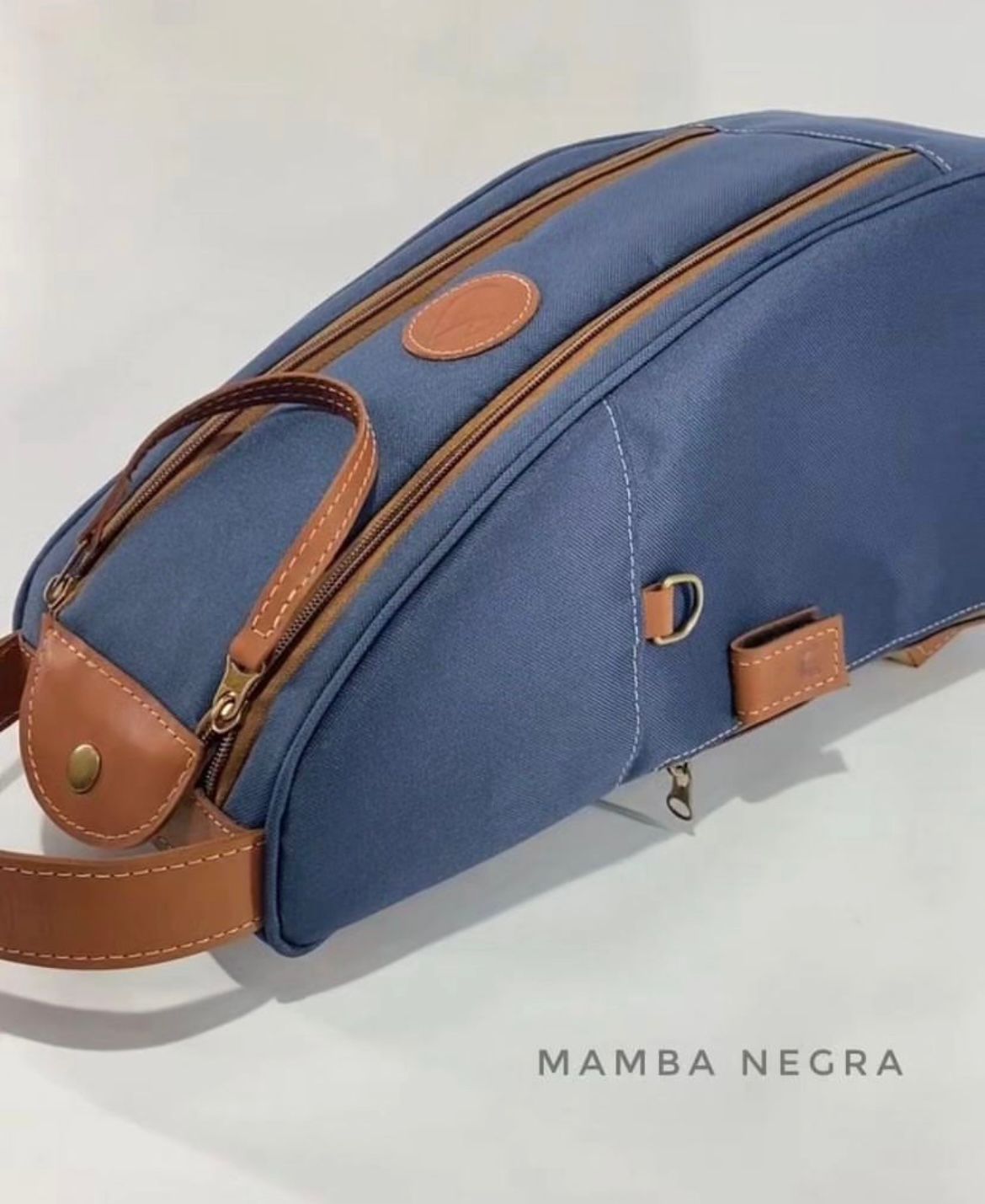 Una bolsa de aseo de tela de color azul y tostado con cierres de cremallera