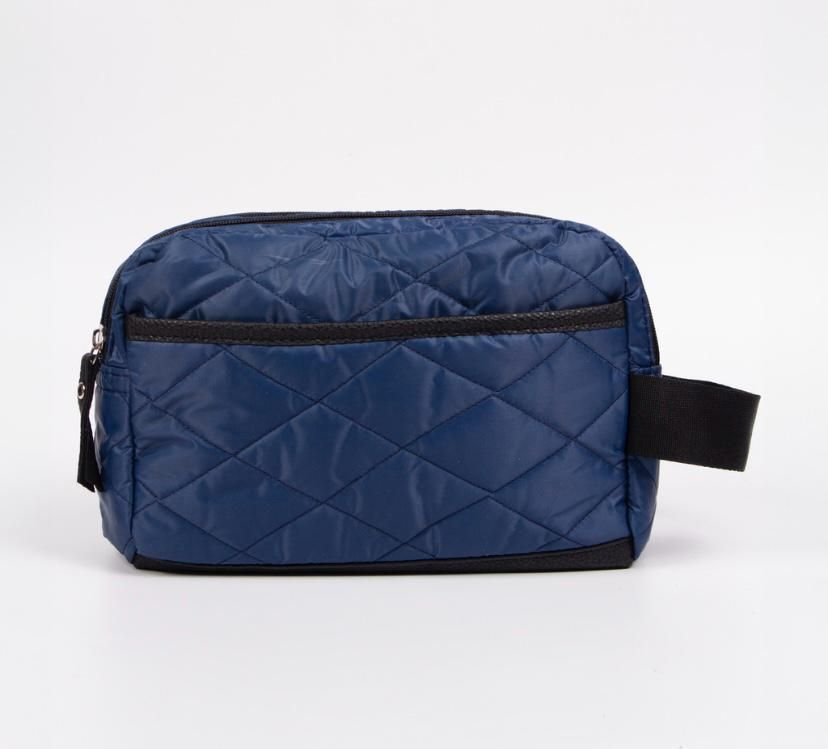 Una bolsa de viaje acolchada de color azul marino con cremallera