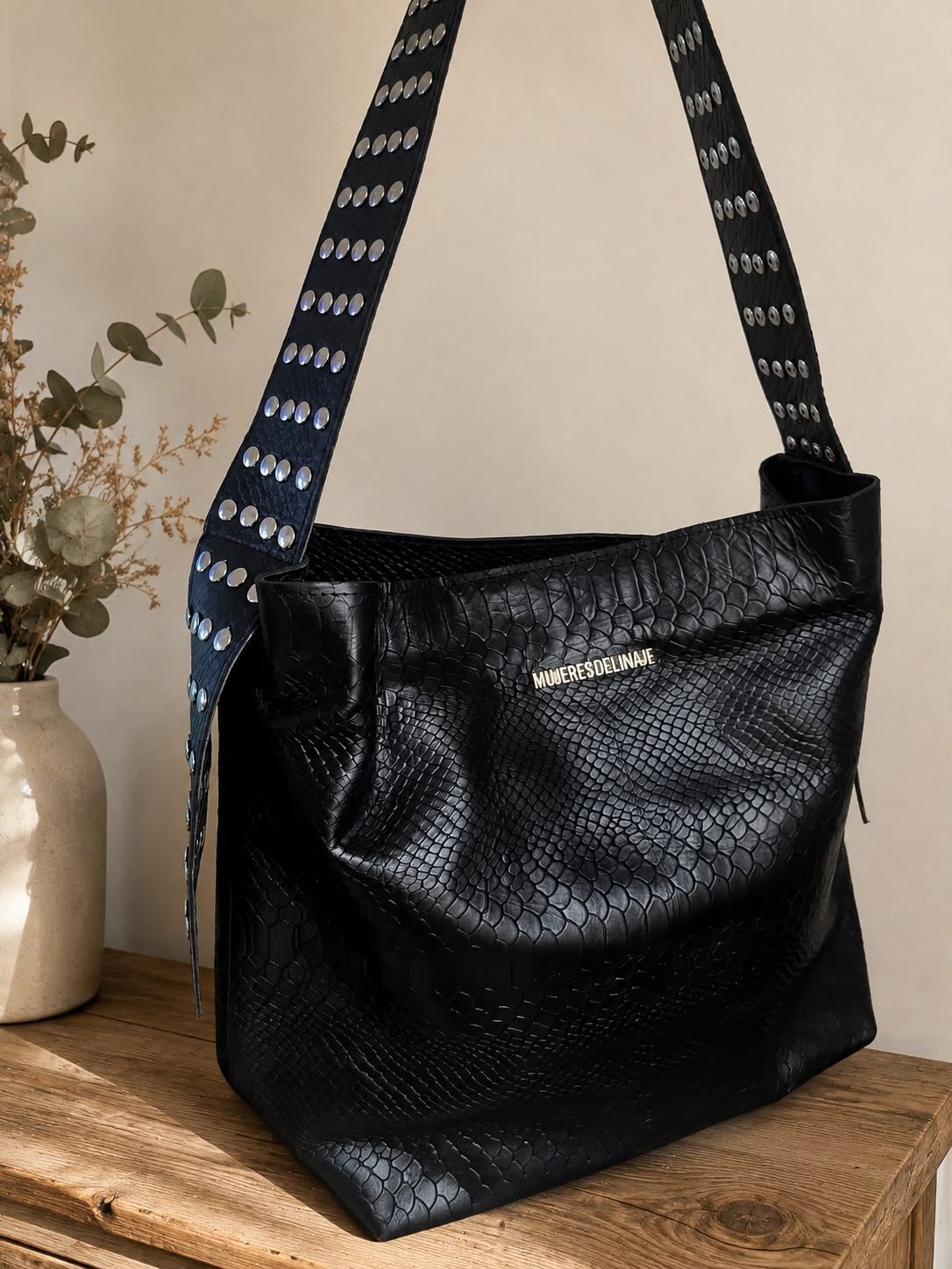 Cartera multi tachas negra