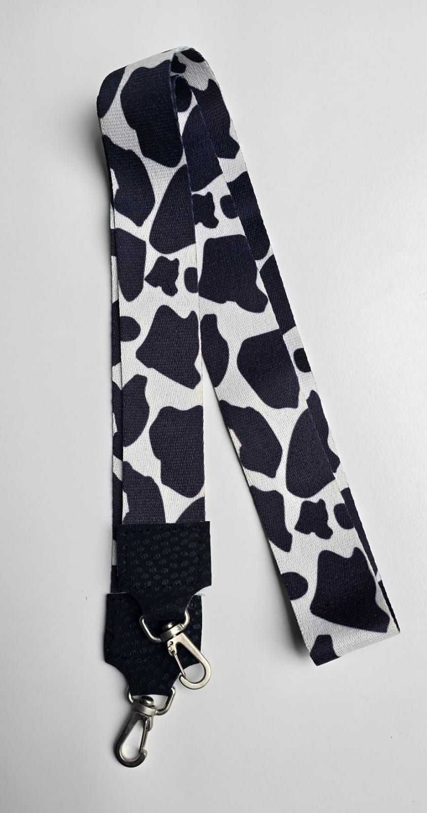 Correa para bolso con estampado de vaca en blanco y negro, confeccionada en tela tejida