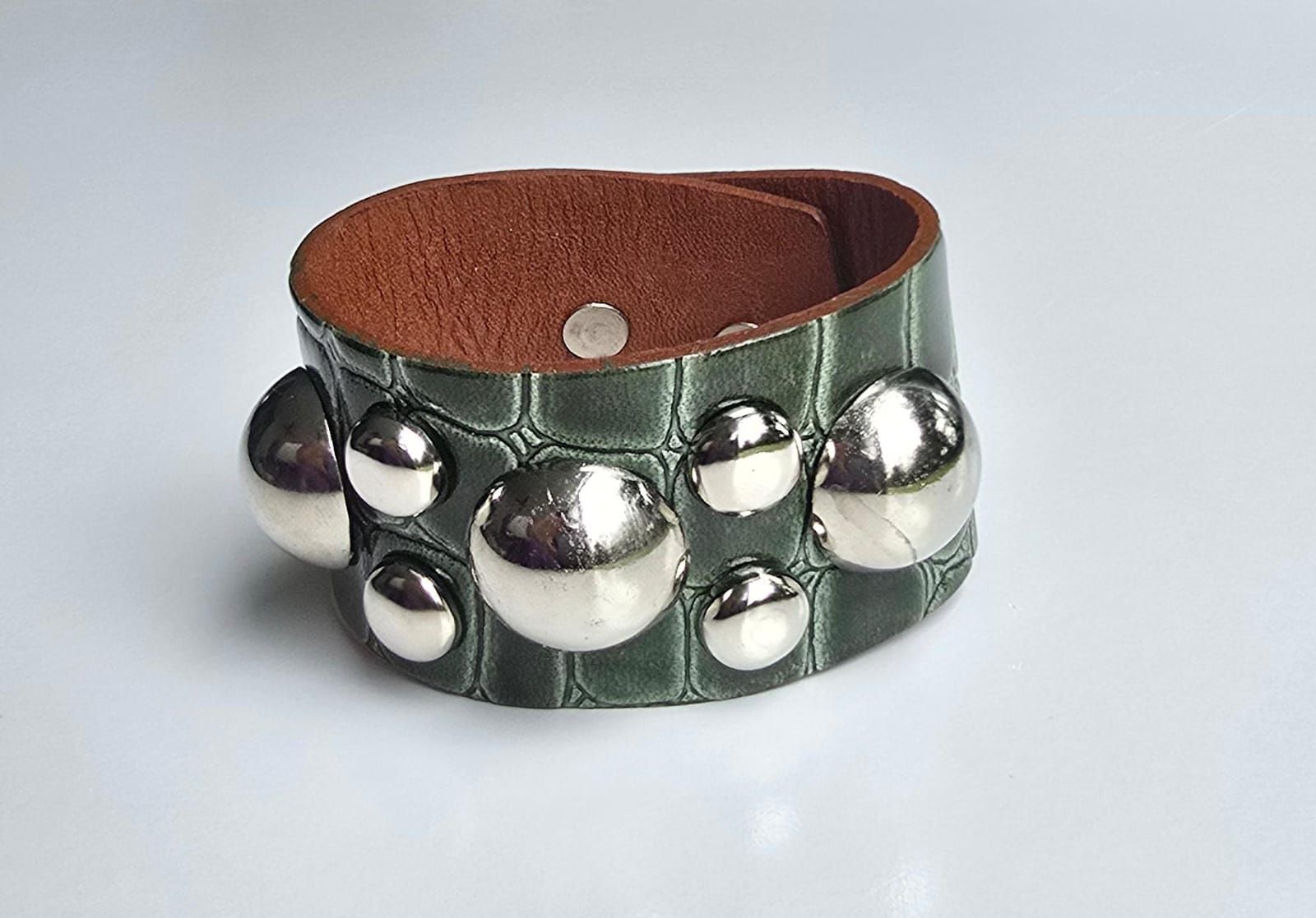 Un brazalete de piel de cocodrilo sintética de color verde salvia