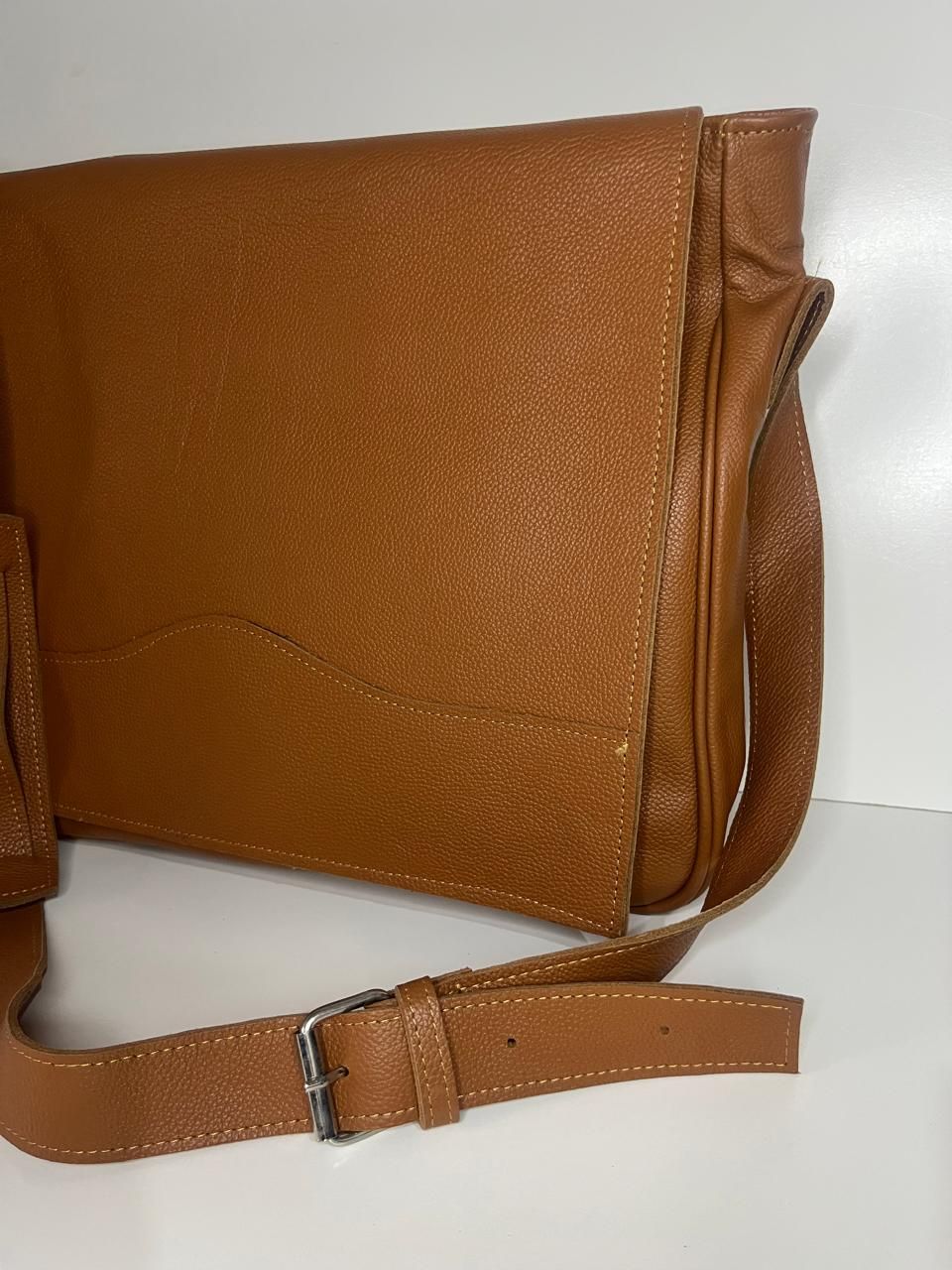 Un bolso de hombro tipo mensajero, de forma rectangular