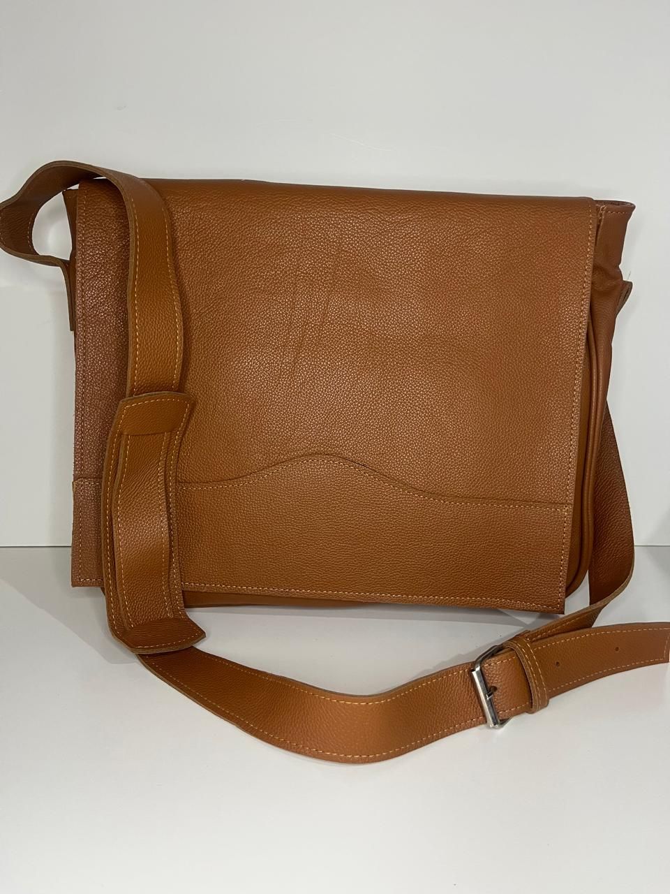 Un bolso de hombro tipo mensajero, de forma rectangular
