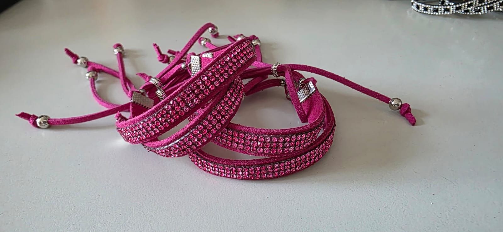Tres pulseras envolventes brillantes de color rosa brillante con cordones ajustables