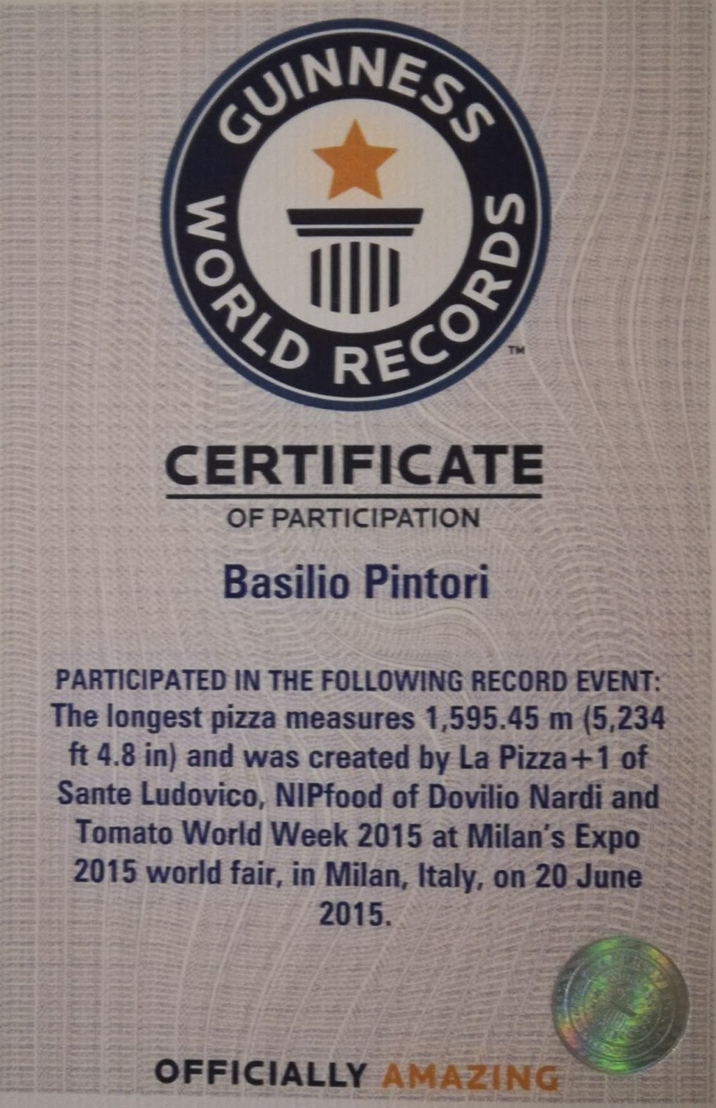Certificato Guinness World Records per la pizza più lunga (1.595,45 m) creata a Milano, Italia, nel 2015; partecipante Basilio Pintori.