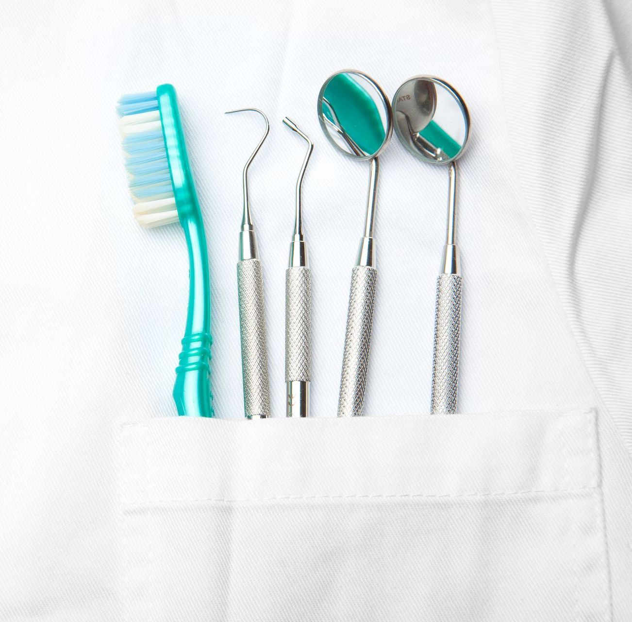 Uno spazzolino da denti e strumenti dentali in una tasca