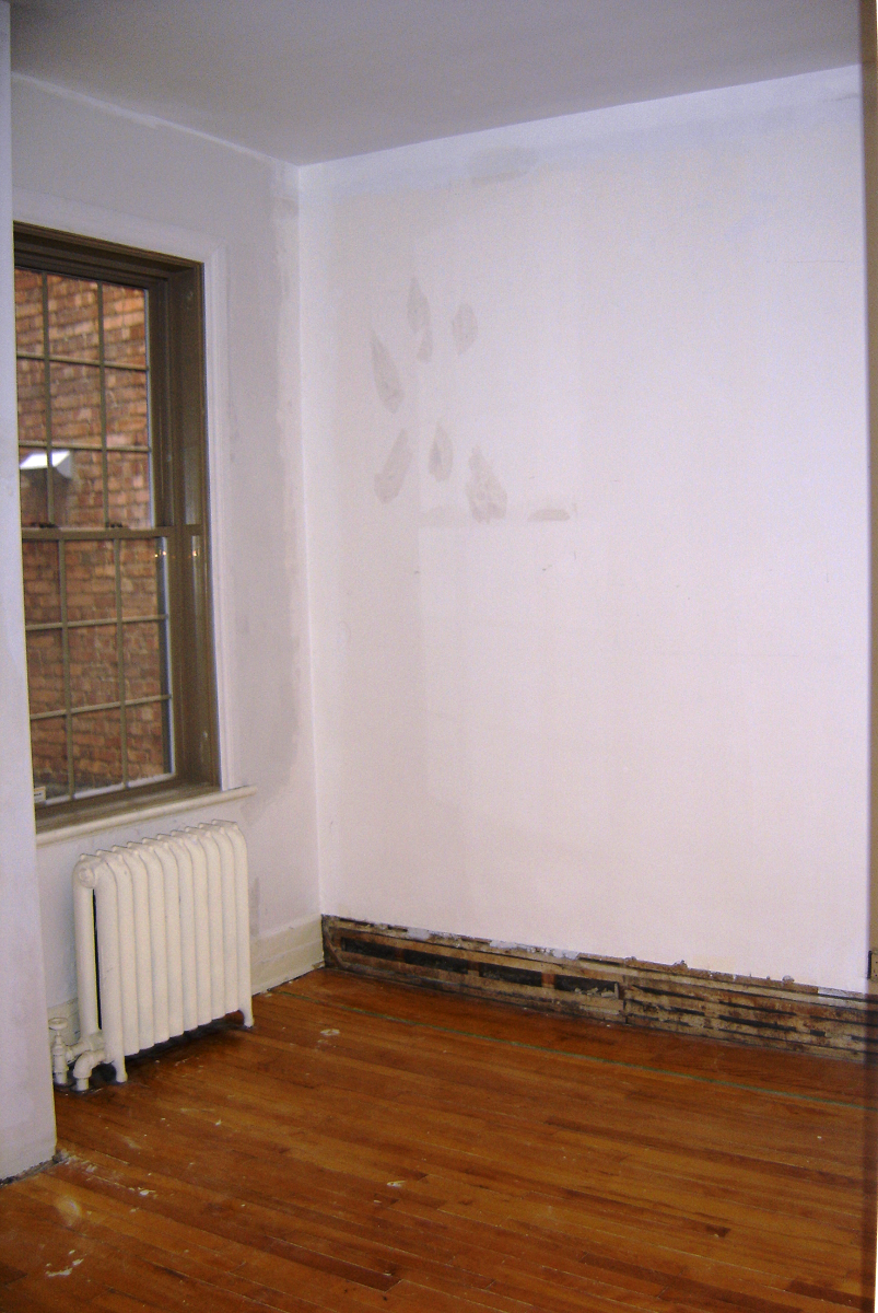 Une pièce vide avec un radiateur et une fenêtre