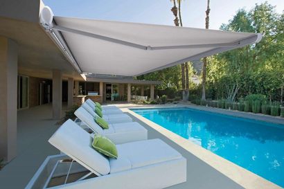 Toldo Braço Articulado O toldo com braço articulado é uma solução moderna e funcional para proteção solar em áreas externas. Com estrutura prática e elegante, permite ampliar a área de sombra sem a necessidade de colunas, proporcionando mais conforto e sofisticação para varandas, sacadas, áreas gourmet e comércios. A DecorPrime oferece toldos sob medida, com alta durabilidade, opções motorizadas e instalação profissional em São Paulo.