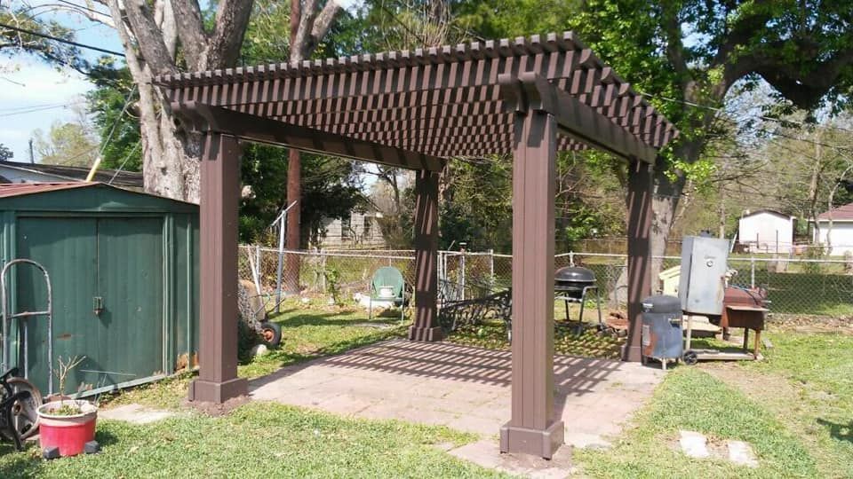 Rustic cedar pergola with natural finish in Driftwood.
