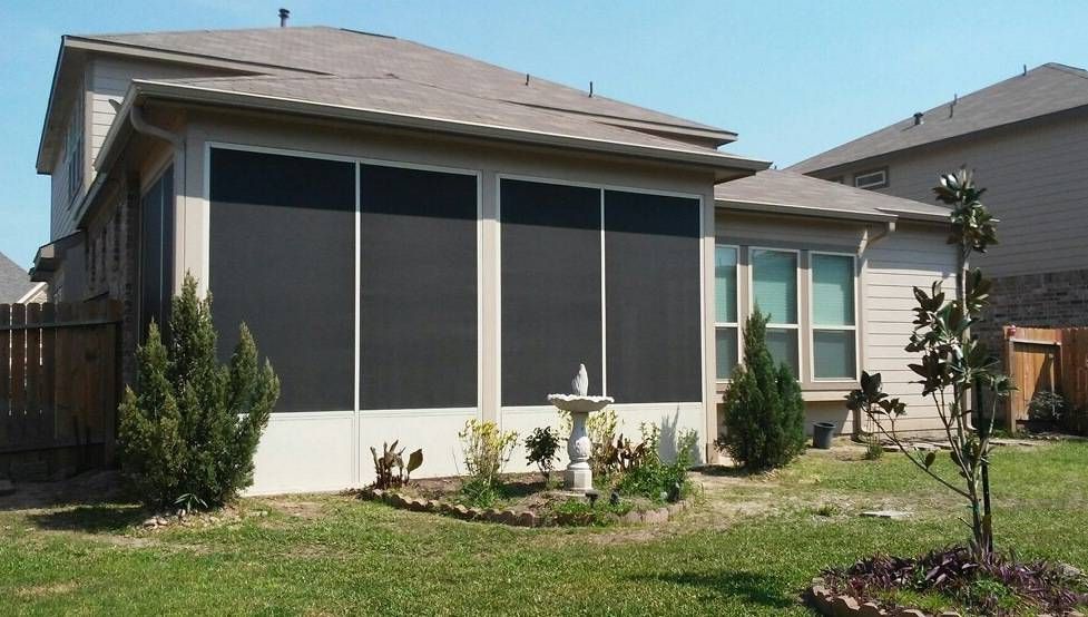 Hollywood Park screen room designed with premium screen mesh and a modern roofline for a polished, upscale finish.