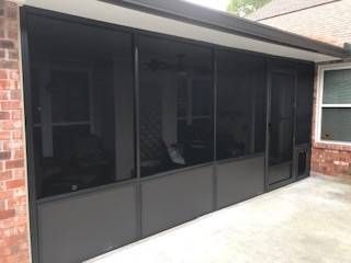 Cibolo screen room featuring wide‑span screen walls and a clean roofline that blends seamlessly with the home.