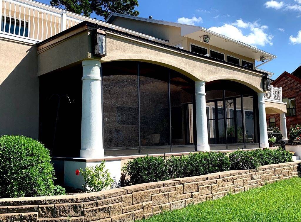 Boerne screen room featuring a stone‑accent base and aluminum framing for a warm, Hill Country aesthetic.