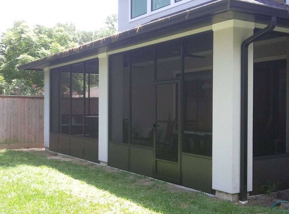 New Braunfels screen room designed with a low‑slope roof and reinforced framing for long‑term durability.