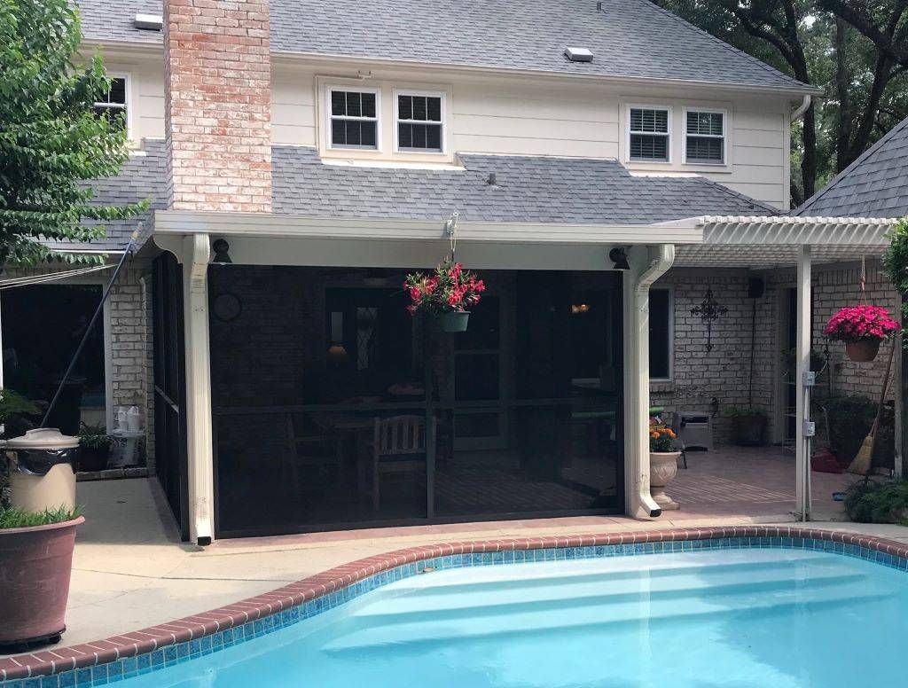 Wimberley screen room built with reinforced aluminum framing and a heat‑reflective roof suited for open‑terrain properties.