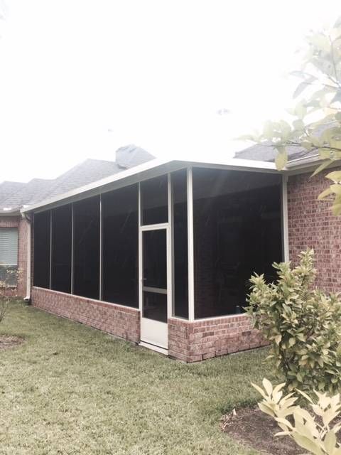 Alamo Ranch screen room built with durable aluminum framing and a fan‑ready beam for comfortable outdoor dining.
