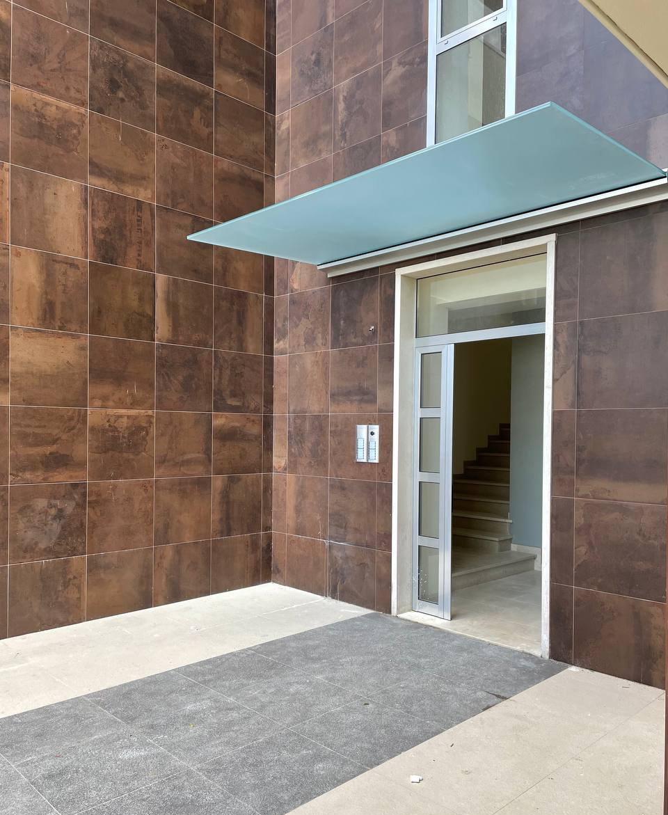 parapetto in vetro fino al soffitto