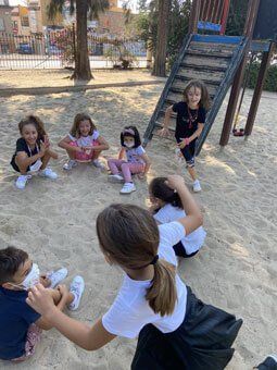 Niños aprendiendo inglés jugando en Chiclana clases de inglés para primaria academia de inglés
