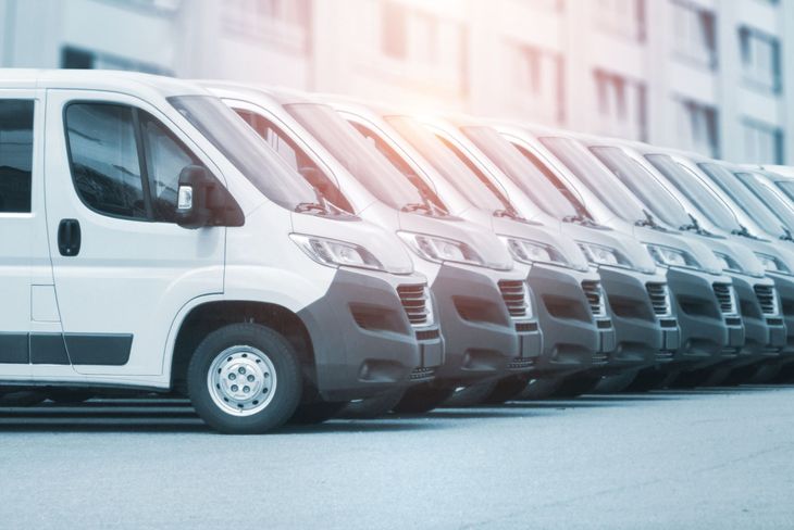 Ragazza che ha noleggiato un'auto
