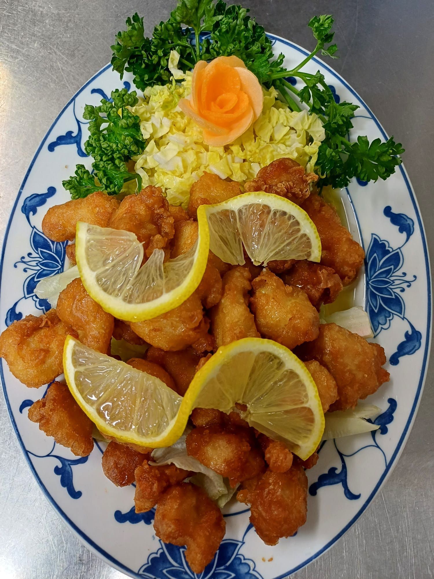 Eine Nahaufnahme einer Schüssel mit Essen auf einem Tisch.