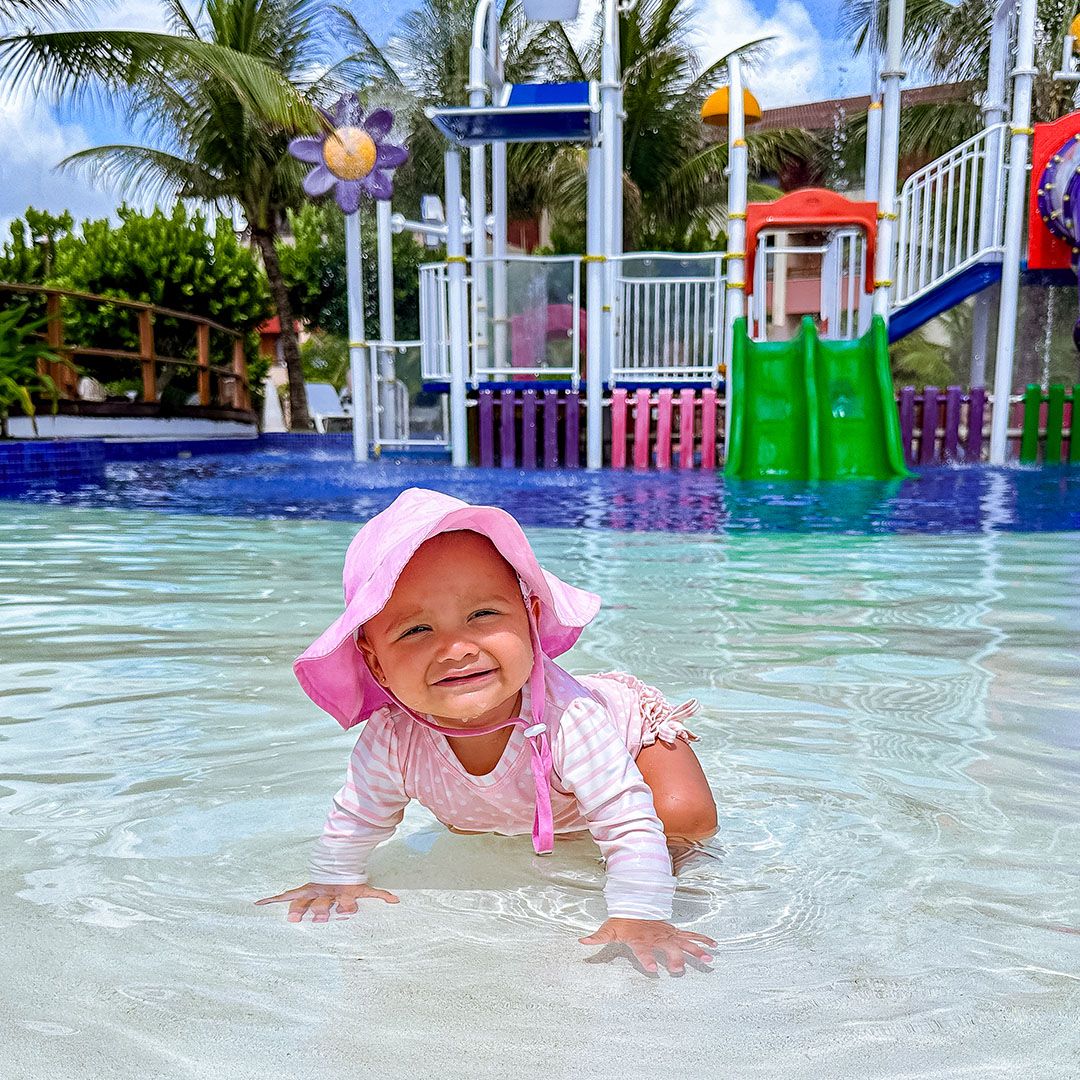Bebê aproveitando a piscina infantil durante a promoção de outubro do Enotel Porto de Galinhas.