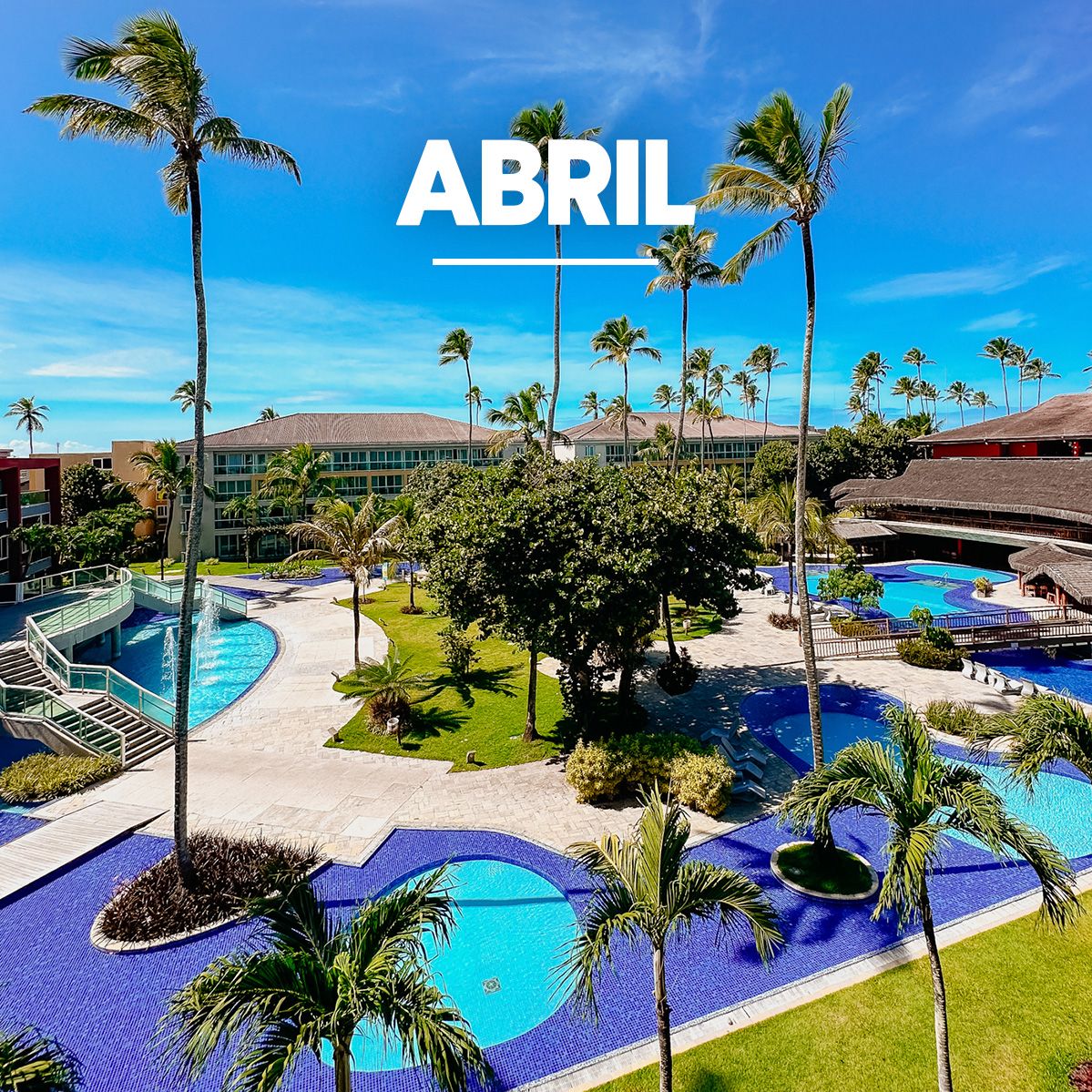 Vista aérea deslumbrante das amplas piscinas azuis e áreas verdes do resort Enotel em um lindo dia ensolarado, com prédios e coqueiros ao redor. No topo, a palavra Abril em destaque com faixas da campanha My Black, e no canto inferior esquerdo, o selo laranja da promoção indicando 