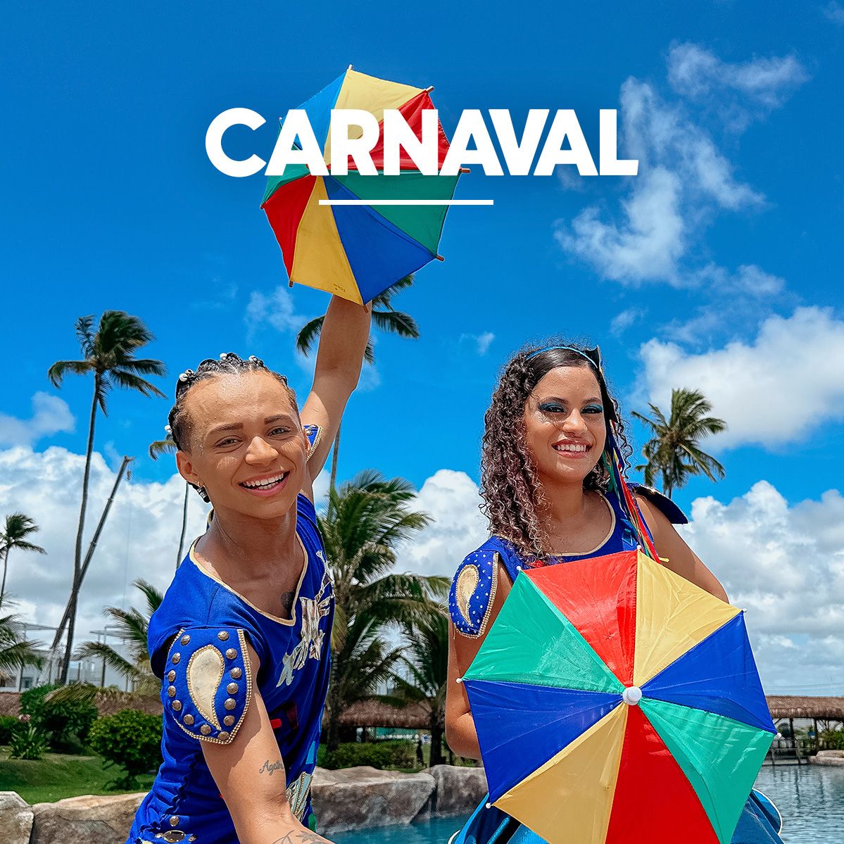 Dois passistas sorridentes com roupas azuis segurando sombrinhas de frevo coloridas em um dia ensolarado com coqueiros ao fundo no Enotel. No topo, o texto Carnaval em destaque com faixas da campanha My Black, e no canto inferior esquerdo, o selo da promoção informando 
