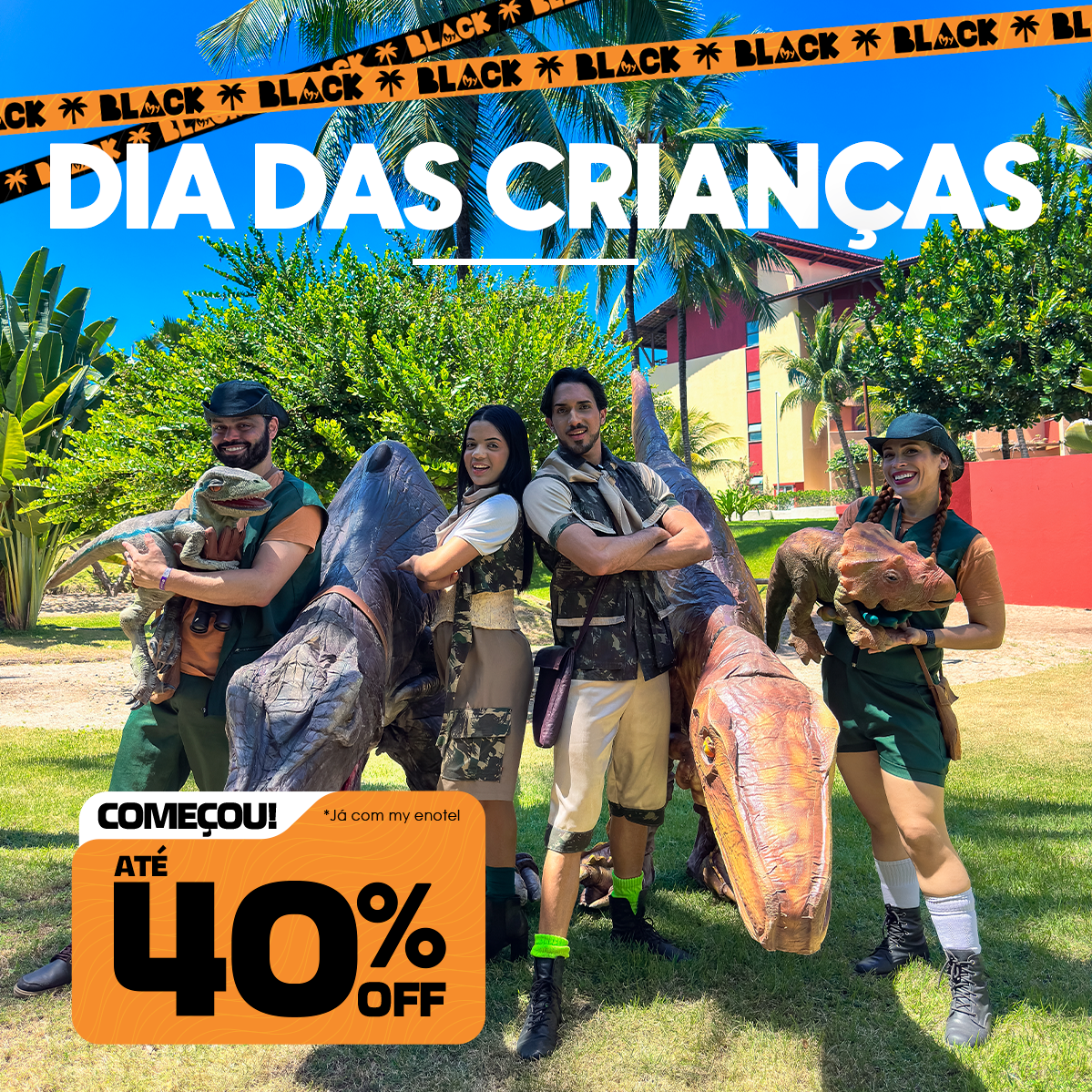 Equipe de recreação do Enotel vestida de exploradores interagindo com dinossauros no jardim do resort. No topo, o texto Dia das Crianças com faixas da campanha My Black, e no canto inferior o selo de até 40% de desconto.