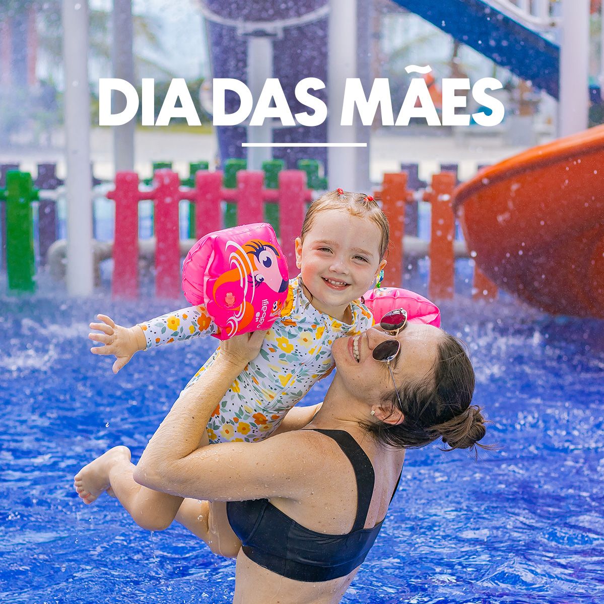 Mãe sorridente levantando sua filha pequena, que usa boias rosas nos braços, dentro da piscina infantil do Enotel. No topo da imagem, o texto Dia das Mães aparece em destaque com faixas da campanha My Black, e no canto inferior esquerdo, há um selo laranja informando 