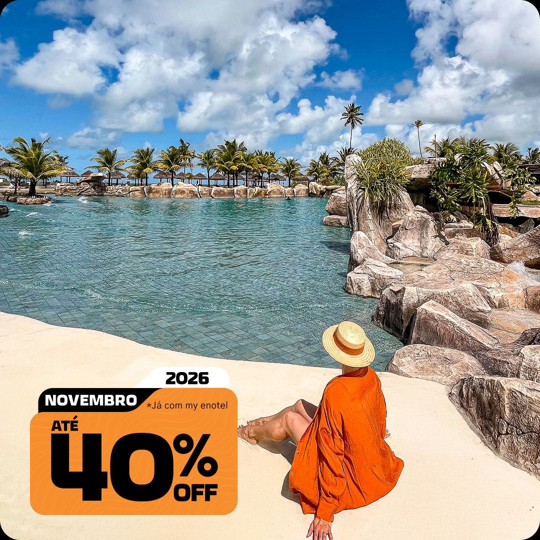 Mulher relaxando à beira da piscina natural com pedras do resort Enotel em Porto de Galinhas, em um dia ensolarado. A imagem contém o selo da promoção My Black com até 40% de desconto para reservas em novembro de 2026.