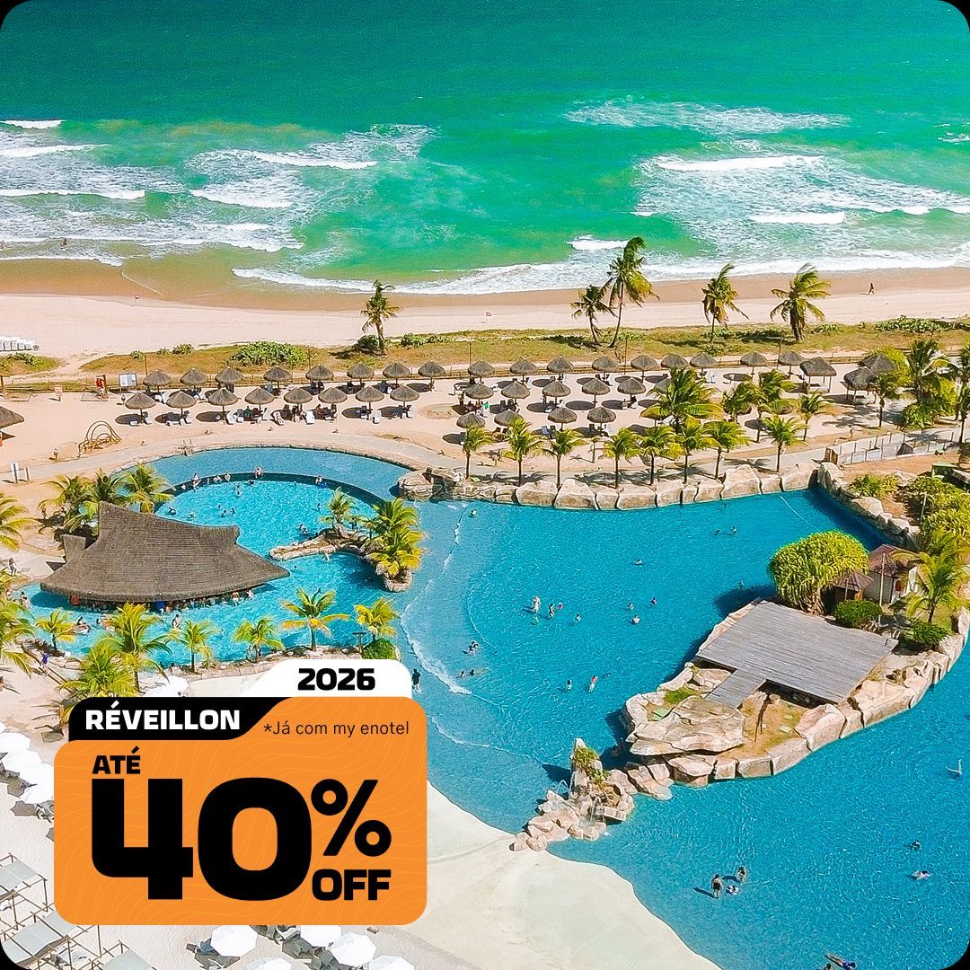 Vista aérea do complexo de piscinas do resort Enotel à beira-mar na praia de Porto de Galinhas, com águas cristalinas. A imagem contém o selo da promoção My Black com até 40% de desconto para reservas de Réveillon em 2026.