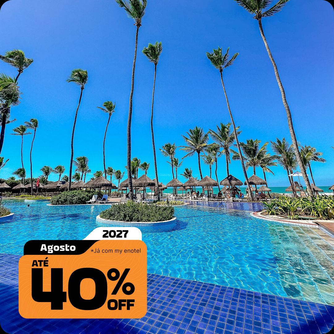 Vista deslumbrante da piscina do resort Enotel de águas cristalinas, cercada por altos coqueiros e quiosques de palha sob um céu azul. A imagem apresenta o selo da promoção My Black com até 40% de desconto para reservas em agosto de 2027.