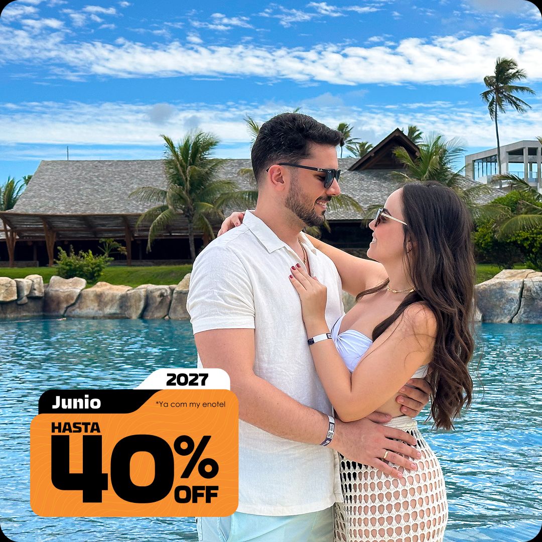 Casal abraçado e sorrindo em frente à piscina do resort Enotel, com estrutura de lazer e coqueiros ao fundo. A imagem apresenta o selo da promoção My Black com até 40% de desconto para reservas em junho de 2027